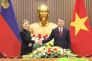 Prime Minister Le Minh Hung (R) and his Liechtenstein counterpart Brigitte Haas (Photo: SGGP)