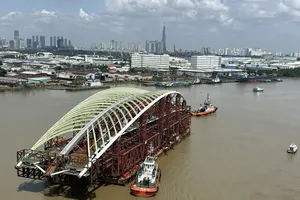 Main span of Saigon River pedestrian bridge transported, nearing Bach Dang Wharf