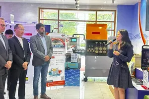 Businesses showcase their products to visitors at the event. (Photo: SGGP)
