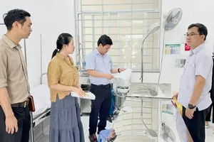 A delegation from Binh Duong General Hospital conducts a site survey at Phu Loi Ward Health Station in Ho Chi Minh City.