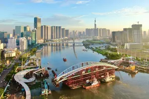 Work to join the main span of the Saigon River pedestrian bridge began on the morning of October 21.