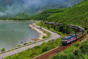 The Hue-Da Nang heritage train passes through Lap An Lagoon. (Photo: Vietnam Railways Corporation)
