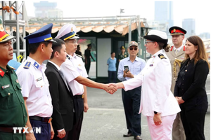 Colonel Pham Tien Dung, Deputy Chief of Staff of the Vietnam People’s Navy’s Naval Region 2 Command (L), welcomes Helen Taylor, HMS Spey’s commanding officer. (Photo: VNA)