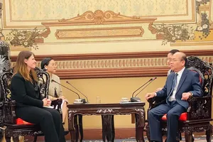 Vice Chairman of the Ho Chi Minh City People's Committee Tran Van Bay (R) receives Alexandra Smith, British Consul General in Ho Chi Minh City. (Photo: SGGP)