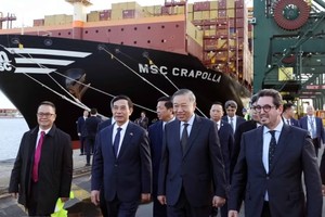 General Secretary of the Communist Party of Vietnam Central Committee and President To Lam (second, right) and a high-ranking Vietnamese delegation visit the Port of Antwerp-Bruges on the afternoon of October 22 (local time). (Photo: VNA)