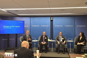 Vietnamese Ambassador to the US Nguyen Quoc Dung (second, right) attends a dialogue on war legacies in Southeast Asia organised by the Stimson Centre in Washington, D.C on October 21. (Photo: VNA)