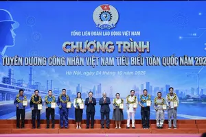 Standing Vice Chairman of the National Assembly, Do Van Chien and President of the VGCL Nguyen Anh Tuan congratulate the 10 outstanding Vietnamese workers honoured nationwide in 2026. (Photo: SGGP)