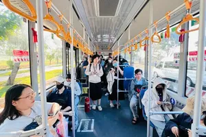 Passengers ride buses free of charge. (Photo: SGGP)