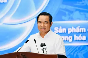 Chairman of the Ho Chi Minh City People’s Committee Nguyen Van Duoc presents the key points of the draft conclusion by the Standing Board of the city Party Committee on implementing the conclusions of the fourth plenum of the 14th Party Central Committee. (Photo: SGGP)
