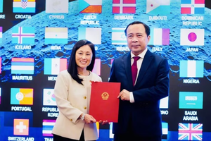 Minister of Science and Technology Vu Hai Quan (R) receives the Artemis Accords from US Ambassador to Vietnam Jennifer Wicks (Photo: Ministry of Science and Technology)
