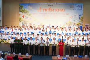 Vice Secretary of the Ho Chi Minh City Party Committee Nguyen Phuoc Loc commends the 79 doctors supporting 37 health stations. (Photo: SGGP)