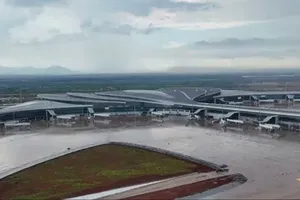 Construction work is being expedited to complete the passenger terminal. (Photo: SGGP)
