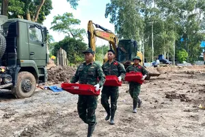 Forces are urgently continuing the search and recovery of martyrs' remains at Le Thi Rieng Cultural Park. (Photo: SGGP)
