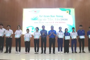 Representatives of Sai Gon Giai Phong Newspaper and the Lam Dong Provincial Youth Union present scholarships to students. (Photo: SGGP)