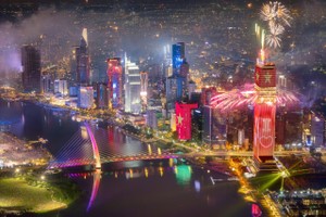 Saigon Marina IFC大楼烟花绽放。