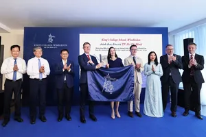 Nghi thức trao tặng cờ và sách – món quà mang ý nghĩa biểu trưng từ King's Wimbledon đến trường King’s TPHCM