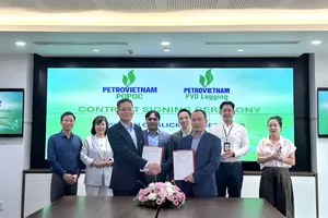 Ông Bùi Xuân Hiếu, Giám đốc PVD Logging và ông Lê Trần Minh Trí, Phó Tổng Giám đốc PQPOC thực hiện lễ ký hợp đồng trước sự chứng kiến của hai bên
