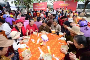 Người dân xã Hòa Thịnh thưởng thức những tô phở yêu thương thơm ngon (Nguồn báo Tuổi Trẻ)