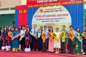 Học sinh lớp 12 Trường THPT Vĩnh Viễn làm lễ tổng kết và lễ tri ân ra trường
