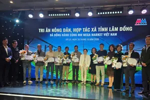 Đại biểu Quốc hội, Giám đốc Sở An toàn thực phẩm TPHCM Phạm Khánh Phong Lan cùng Tổng Giám đốc MMVN Nguyễn Đức Toàn trao phần thưởng cho các hộ nông dân tham gia chương trình.