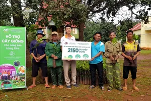 Nông dân được trao tặng cây điều giống chất lượng cao từ Ofi Việt Nam. ( Ảnh: Tài Lộc) 