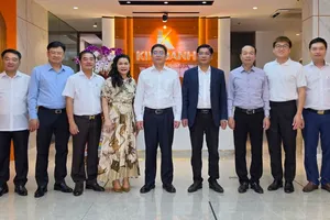 Ông Nguyễn Đình Trung (chính giữa) – Ủy viên Trung ương Đảng, Bí thư Thành ủy TP.Huế, cùng đoàn lãnh đạo TP. Huế ghé thăm trụ sở Kim Oanh Group tại TP.HCM. 