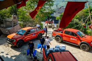Những chuyến xe Ford vượt đèo mang tủ thuốc, bàn ghế, hệ thống đèn năng lượng mặt trời đến lắp đặt tại bản Ít Thái, Khau Phạ, Lào Cai. 