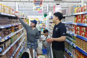 Hàng hóa phục vụ mùa tết được đưa lên kệ siêu thị khá sớm