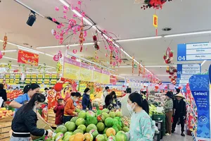 Khách hàng mua sắm tại một siêu thị thuộc Saigon Co.op