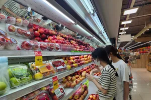 Người tiêu dùng chọn mua sản phẩm giải nhiệt tại Co.opXtra đường Phạm Văn Đồng (TP Thủ Đức, TPHCM) 