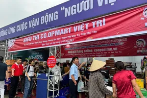 Người dân mua sắm tại gian hàng lưu động Co.opmart Việt Trì 