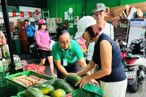 “Phiên chợ hạnh phúc” thu hút người dân mua sắm 