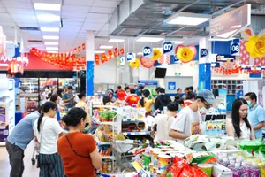 Người tiêu dùng chọn mua sản phẩm giảm giá nhờ kích cầu tại một siêu thị ở TPHCM 