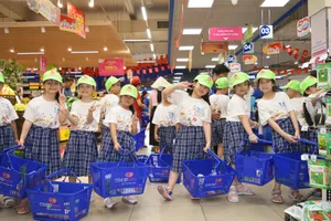 Học sinh Trường Tiểu học Chi Lăng (quận Gò Vấp, TPHCM) trải nghiệm mua sắm tại siêu thị