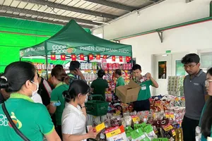 “Phiên chợ hạnh phúc” đến với công nhân lao động