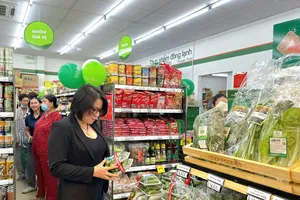 Người dân mua sắm tại điểm bán mới của Co.op Food