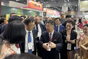 Gian hàng của Việt Nam thu hút khách Hàn Quốc