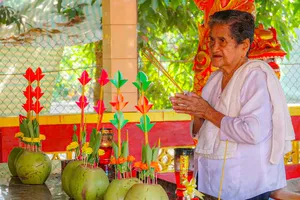 Bình bông làm bằng trái dừa, lễ vật chính trong lễ hội Thắk Côn