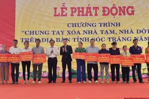 Lãnh đạo tỉnh Sóc Trăng trao hỗ trợ nhà ở cho người dân