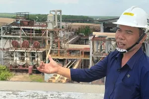 Kỹ sư của nhà máy đường TTC Tây Ninh giới thiệu tổ máy phát điện từ bã mía