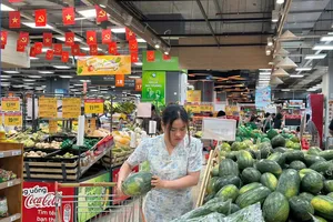 Khách hàng chọn mua trái cây tại một siêu thị Co.opmart, TPHCM