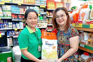 Người tiêu dùng đổi quà từ “Sắm xanh - Quà mát lành”