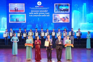 Phó Chủ tịch Quốc hội Nguyễn Thị Thanh và Chủ tịch Liên hiệp các Hội Khoa học và Kỹ thuật Việt Nam Phan Xuân Dũng trao giải thưởng Tốp Công nghiệp 4.0 Việt Nam cho đại diện EVNHCMC