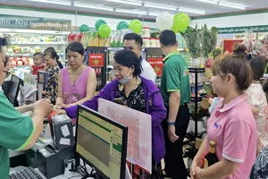 Cửa hàng Co.op Lux Garden (TPHCM) thu hút khách mua sắm khi vừa khai trương