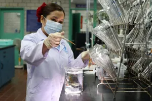 Hàng chục mẫu nước được nhân viên ngành cấp nước TPHCM kiểm tra mỗi ngày