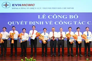 Lãnh đạo EVNHCMC trao quyết định cho giám đốc các đơn vị