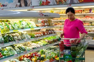 Người tiêu dùng chọn mua thực phẩm ở Satramart trong trung tâm thương mại Centre Mall, TPHCM