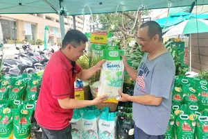 Người tiêu dùng chọn sản phẩm hàng nhãn riêng tại một siêu thị Co.op mart, TPHCM