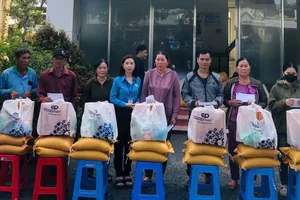 Đại diện Co.opmart Cao Lãnh trao quà đến người dân bị ảnh hưởng dông lốc