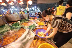 Một gian hàng hải sản tươi sống tại chợ đầu mối nông sản thực phẩm Bình Điền